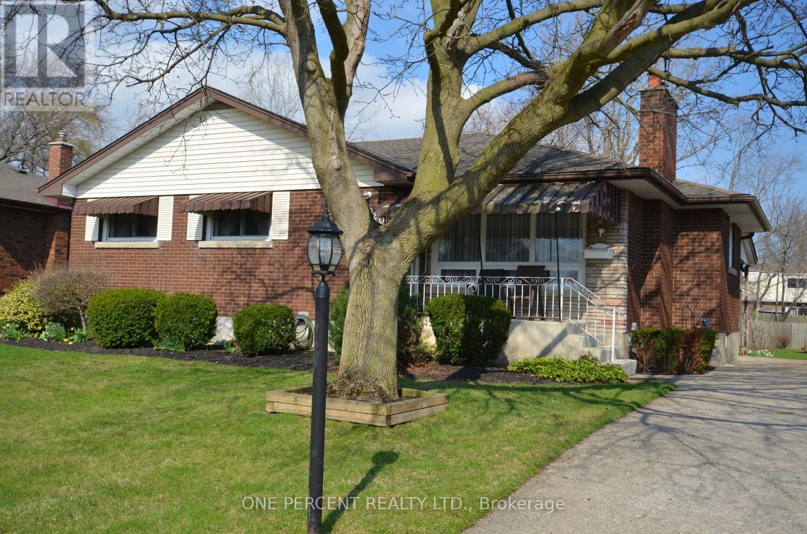 Detached at 8800 CHAMPLAIN DRIVE, Niagara Falls (Chippawa)