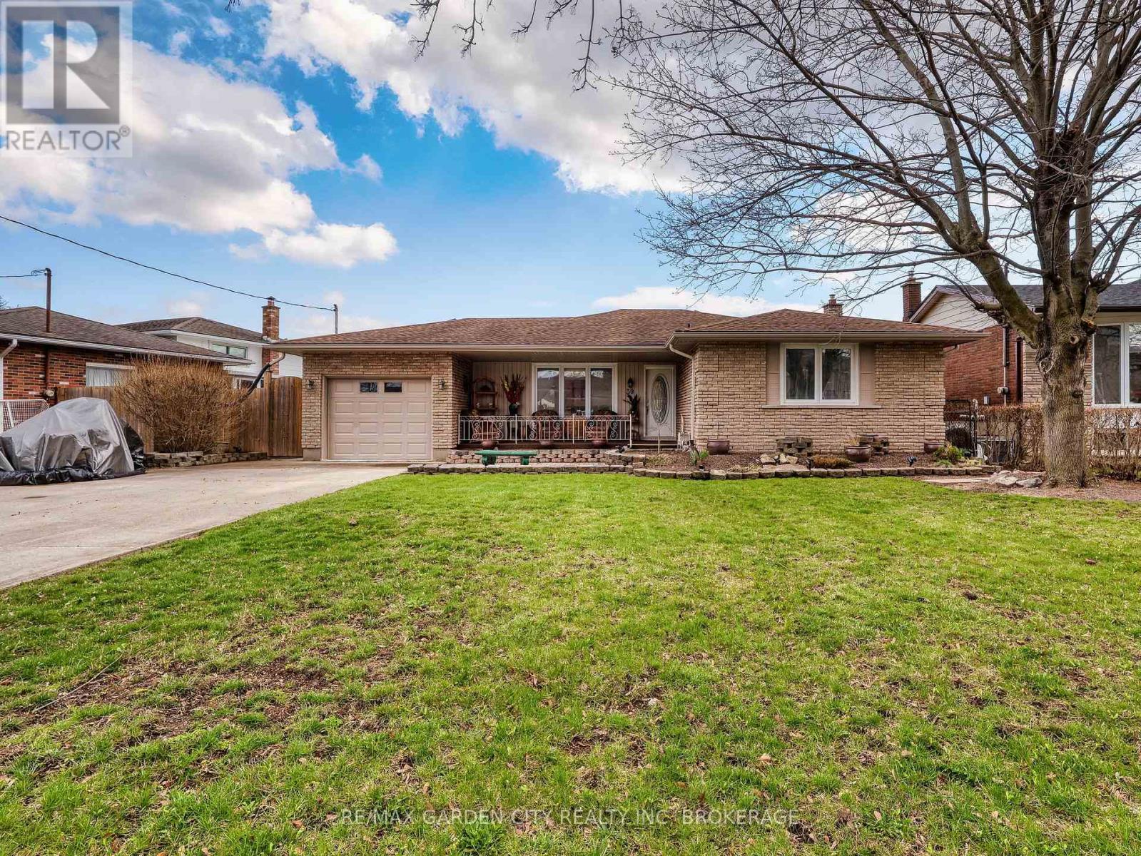 Detached at 30 GLENVIEW AVENUE, St. Catharines (Vine/Linwell)
