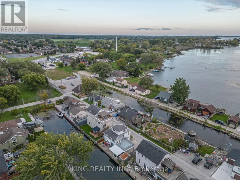 Detached at 42 WAHNETA AVENUE, LaSalle