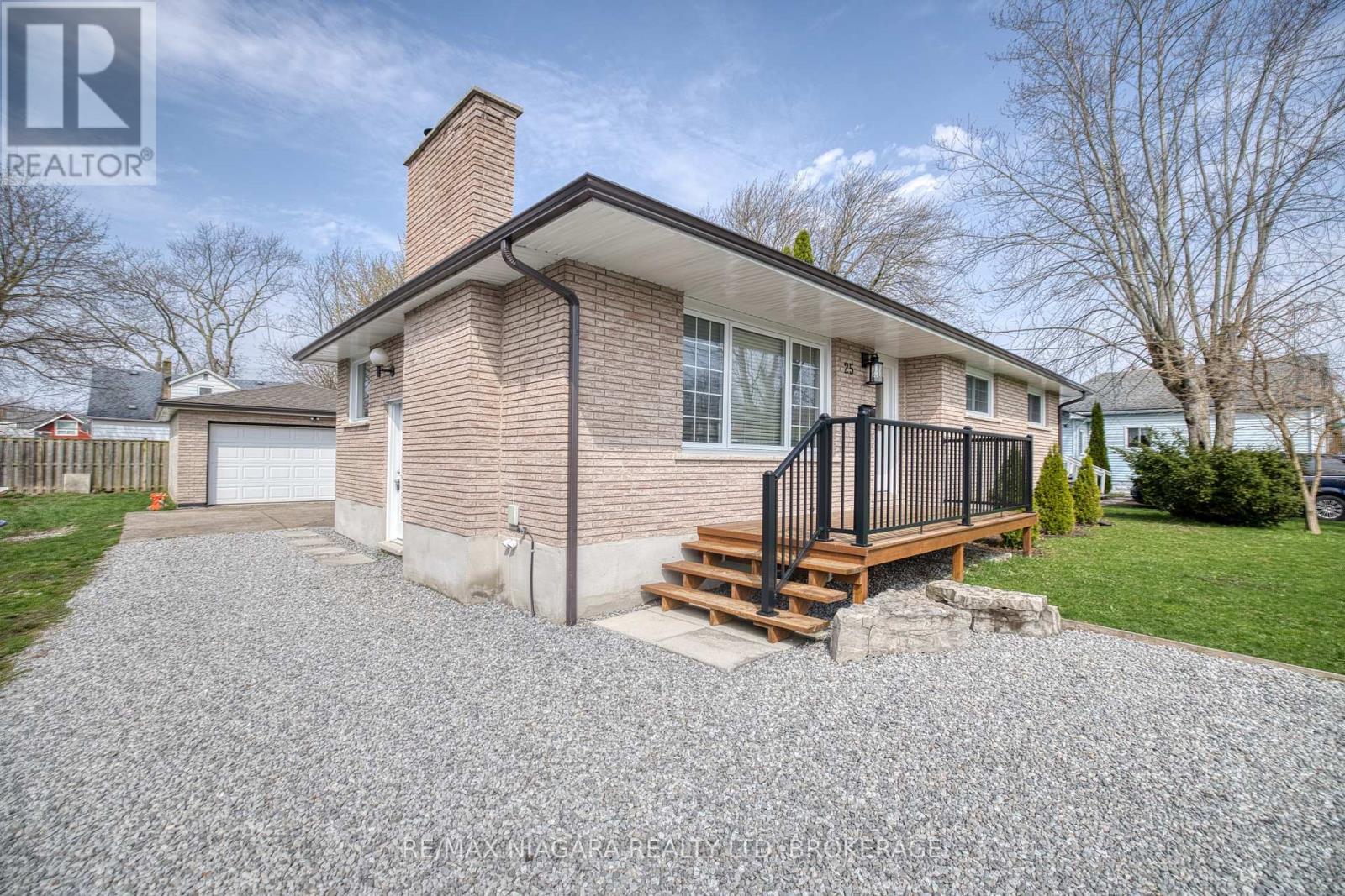 Detached at 25 RICE ROAD, Welland (N. Welland)