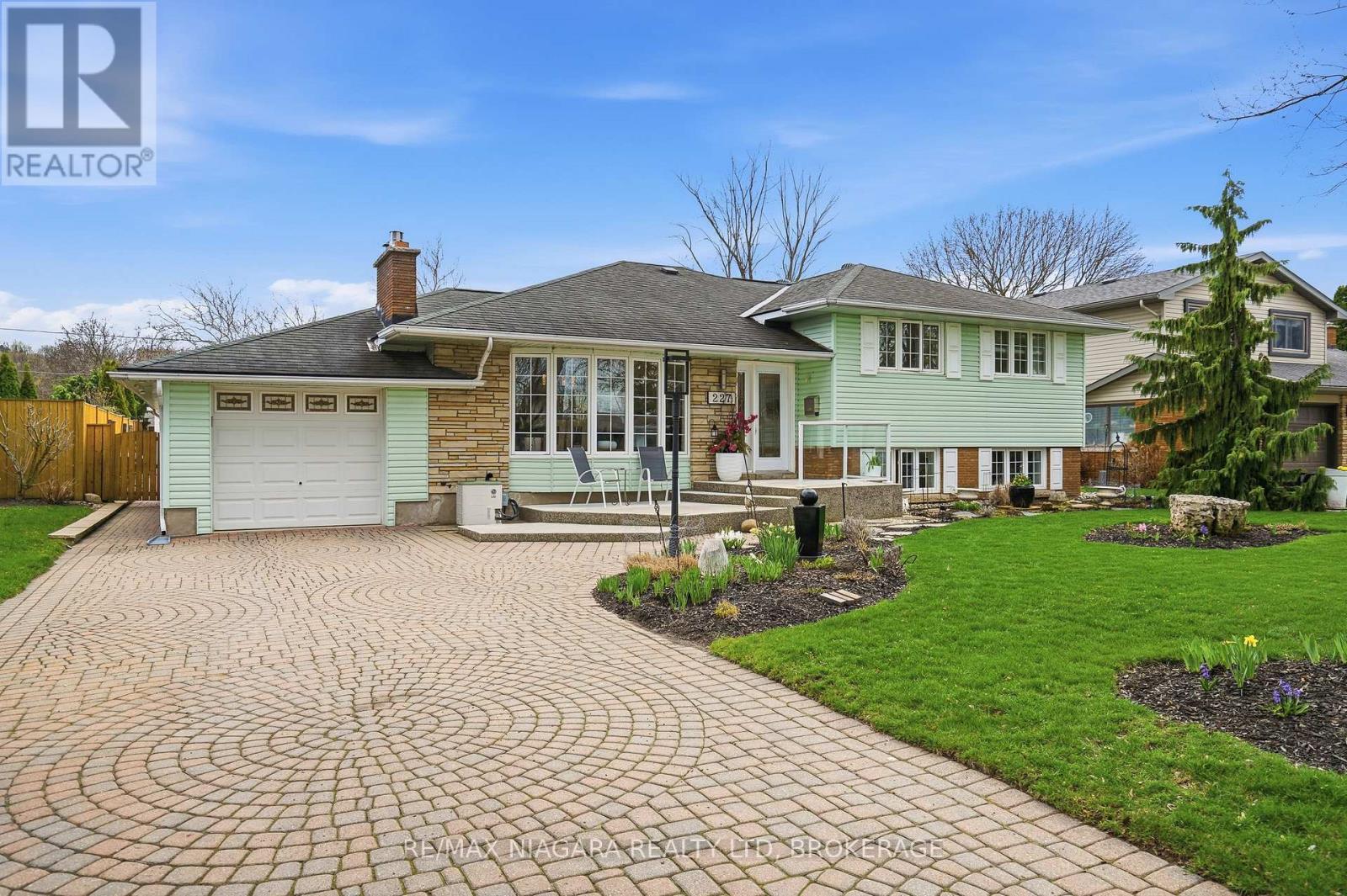 Detached at 227 RIVERVIEW BOULEVARD, St. Catharines (Glendale/Glenridge)