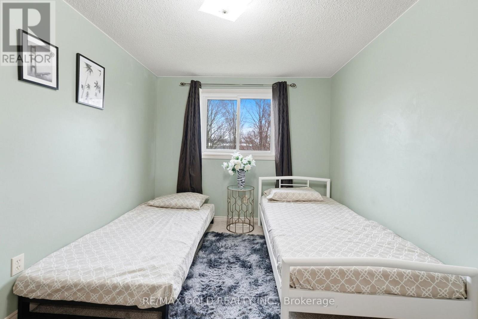 Townhouse at 70 - 141 CONDOR COURT, London