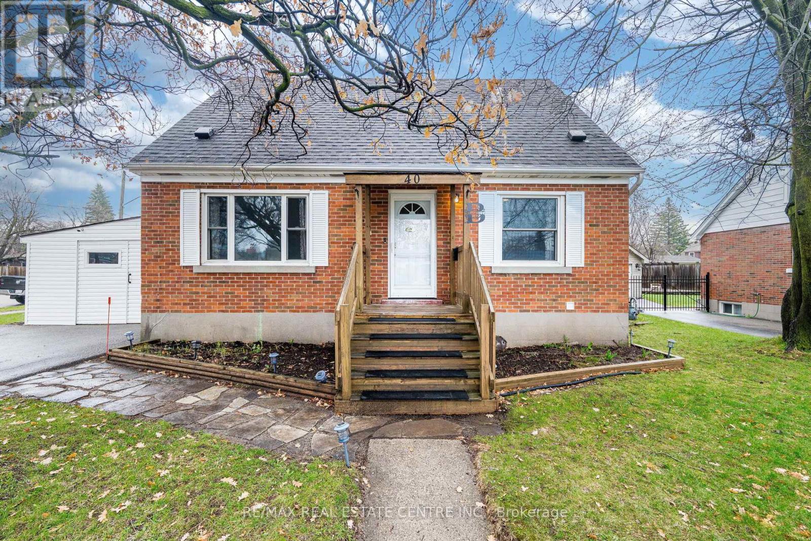 Detached at 40 ELLIS CRESCENT N, Waterloo