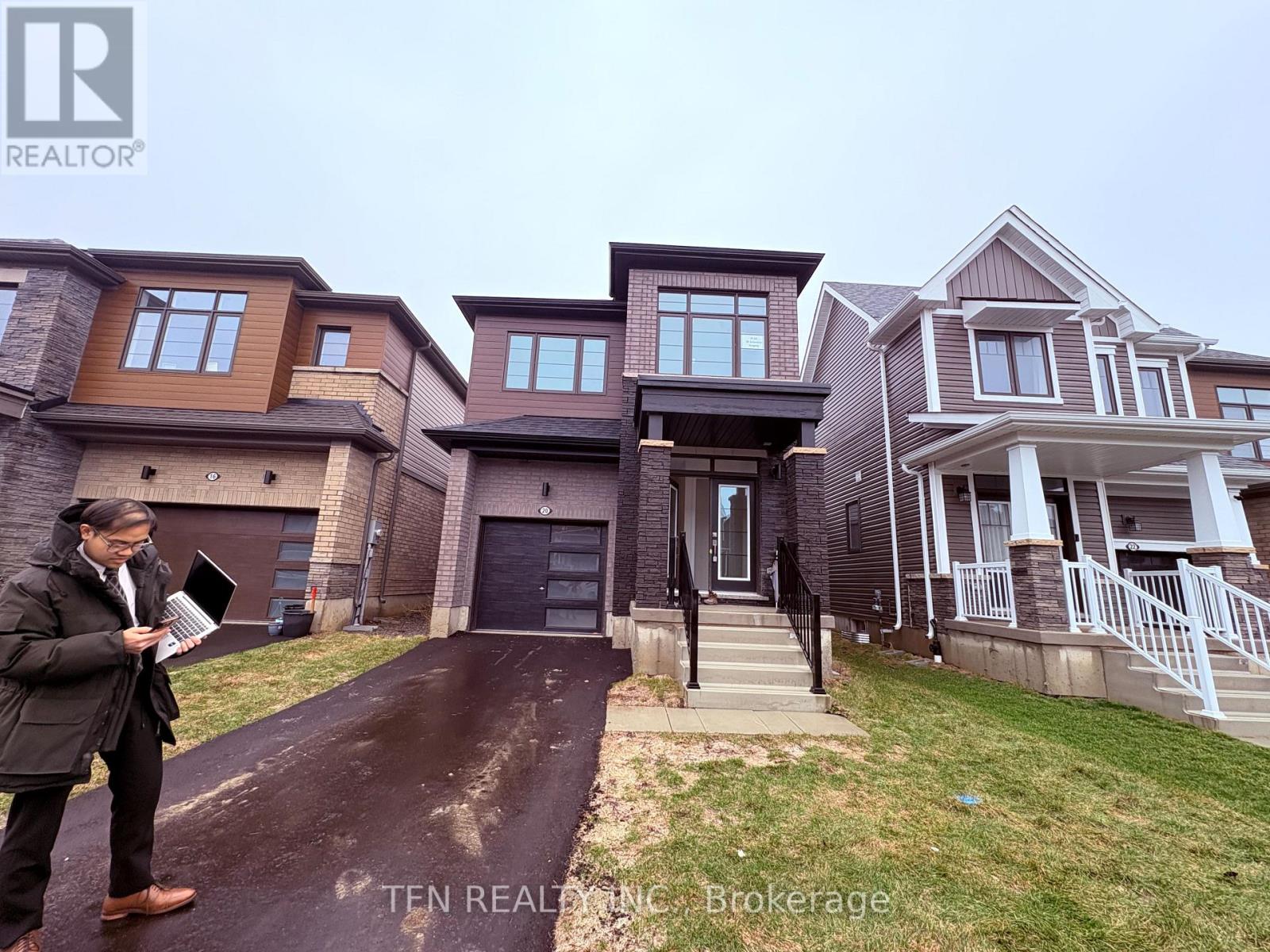 Detached at 20 SELECTION HEIGHTS, Thorold (Hurricane/Merrittville)