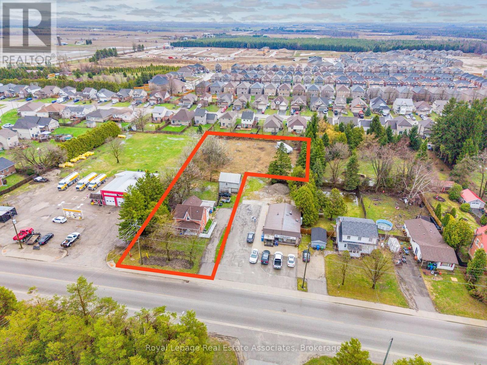 Detached at 557 MAIN STREET E, Southgate