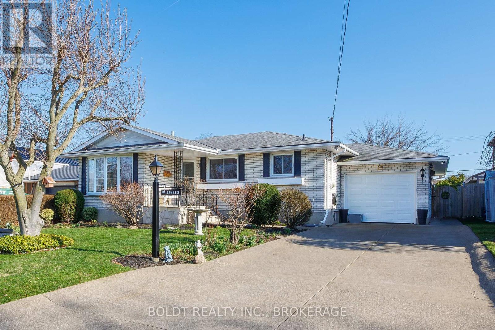 Detached at 15 NOTTINGHAM COURT, St. Catharines (Lakeshore)