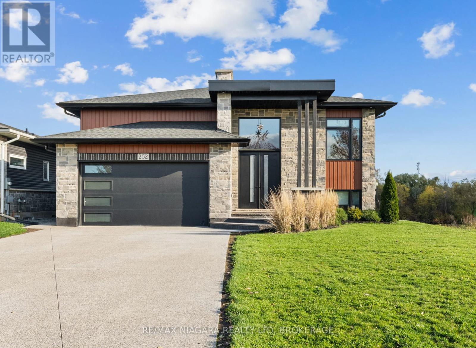 Detached at 252 COLBECK DRIVE, Welland (Prince Charles)