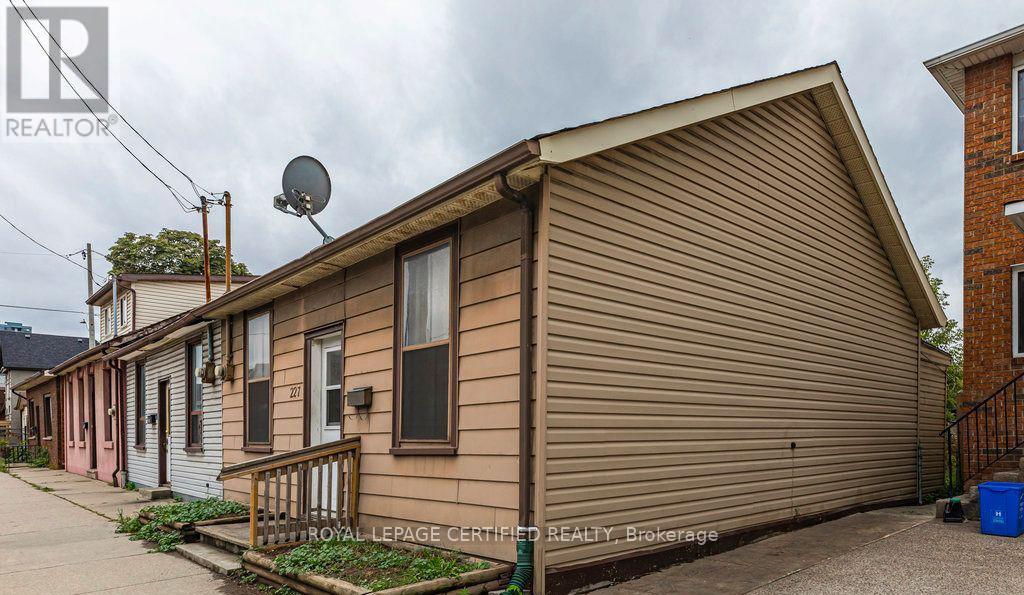 Semi-Detached/Link at 227 WELLINGTON STREET N, Hamilton (Beasley)