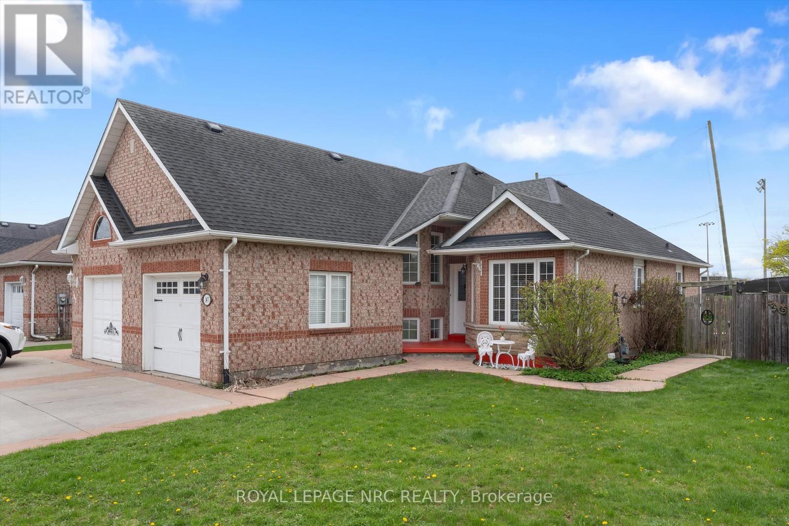 Semi-Detached/Link at 147 ST. LAWRENCE DRIVE, Welland (N. Welland)