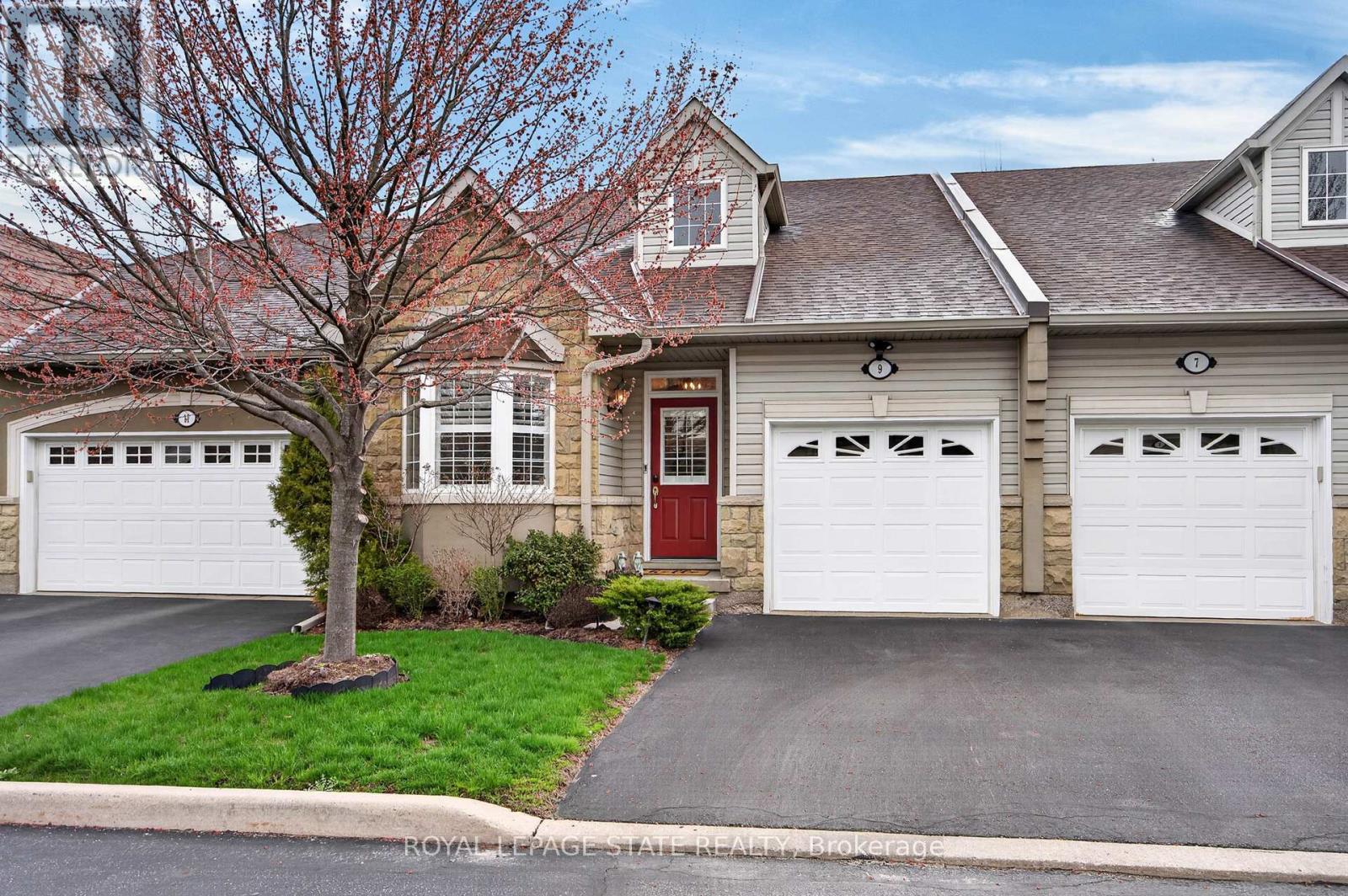 Townhouse at 9 - 212 STONEHENGE DRIVE, Hamilton (Meadowlands)