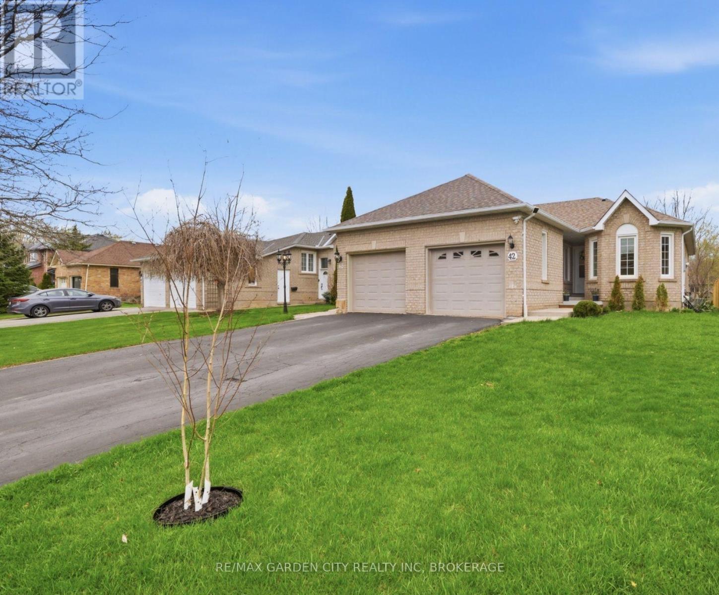Semi-Detached/Link at 42 JACKSON COURT W, Welland (N. Welland)
