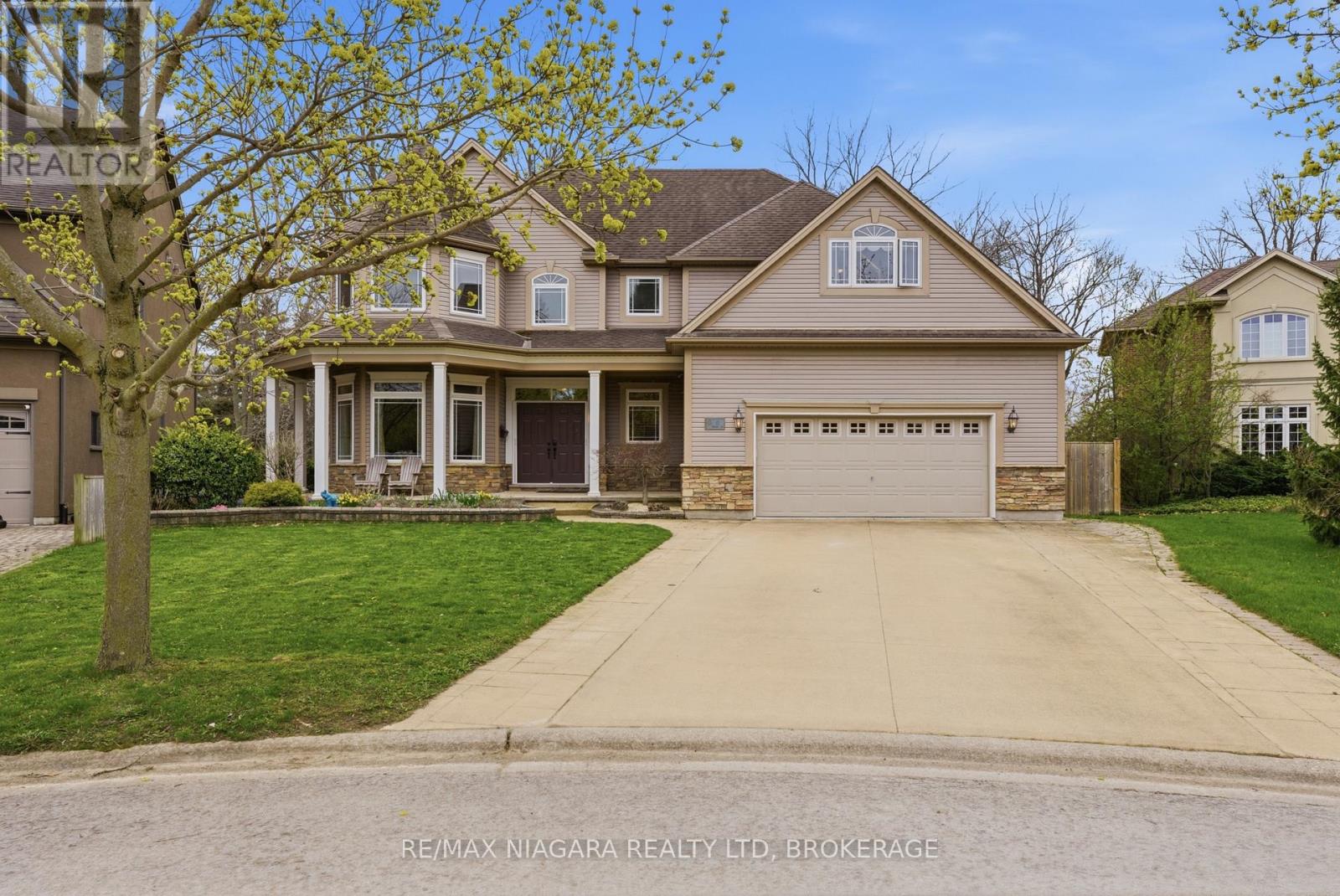 Detached at 52 SCULLERS WAY W, St. Catharines (Martindale Pond)