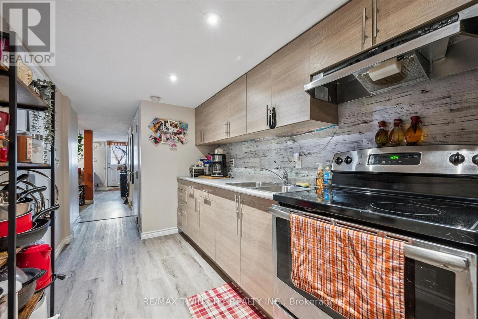 Semi-Detached/Link at 27 VICMOUNT DRIVE, Kitchener