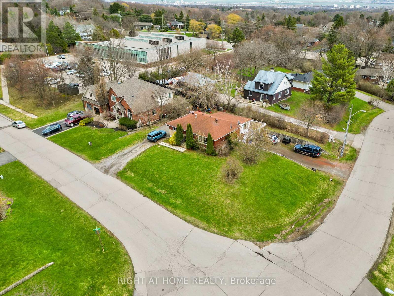Detached at 13 MCDONALD COURT, Hamilton (Waterdown)