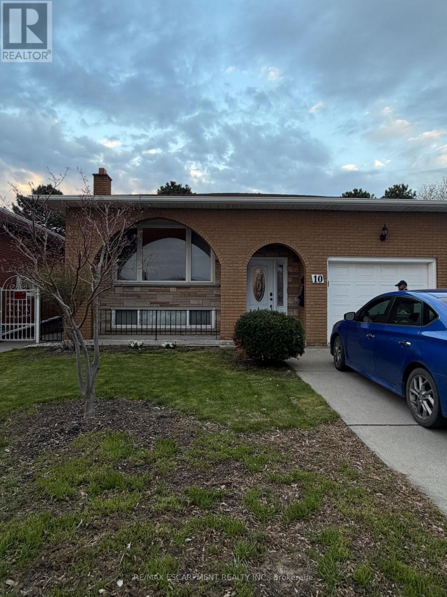 Detached at UPPER - 10 FAIRINGTON CRESCENT, Hamilton (Kentley)