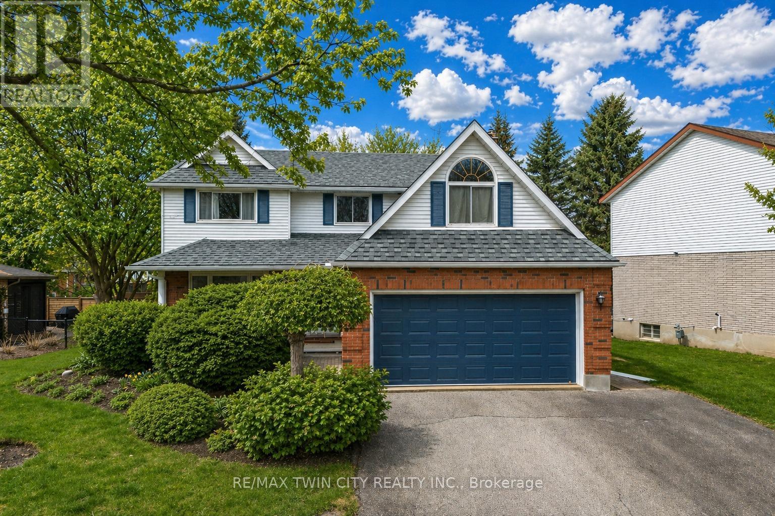 Detached at 11 DARLINGTON PLACE, Kitchener