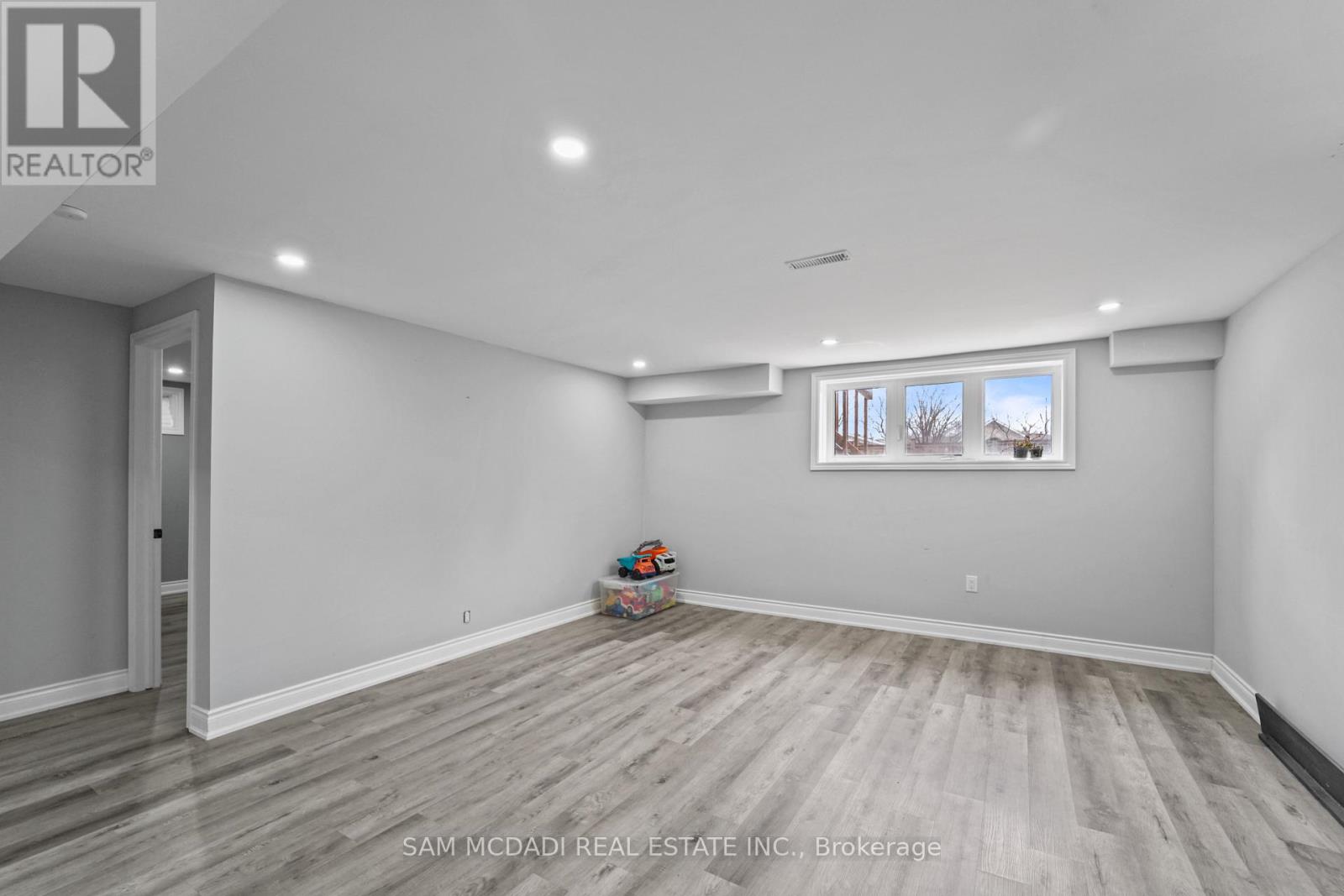 Detached at 23 CHAUMONT DRIVE, Hamilton