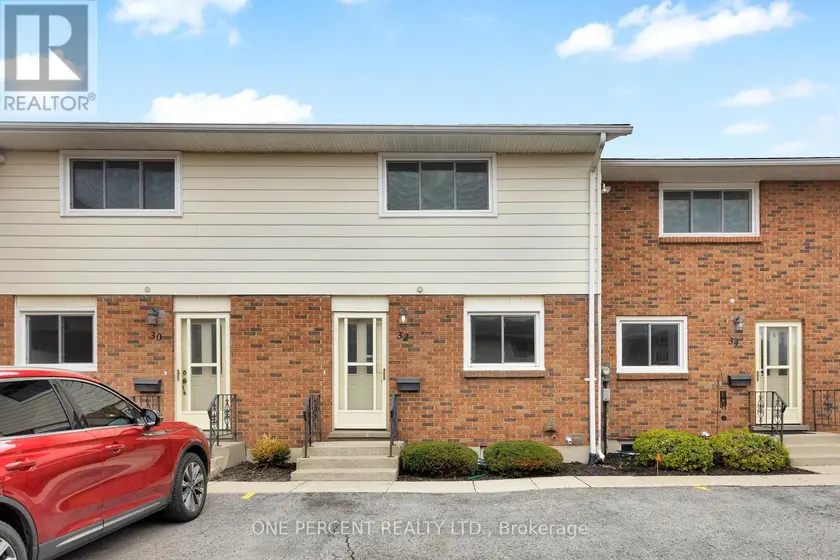 Townhouse at 32 MONTCLAIR CRESCENT, Norfolk