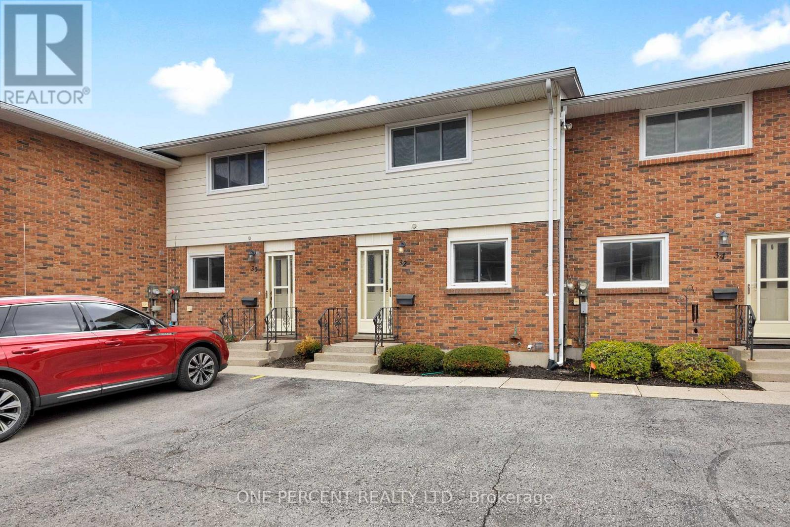 Townhouse at 32 MONTCLAIR CRESCENT, Norfolk