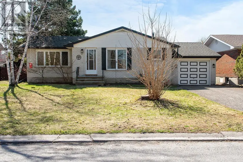 Detached at 10 ROBERT ROAD, Perth
