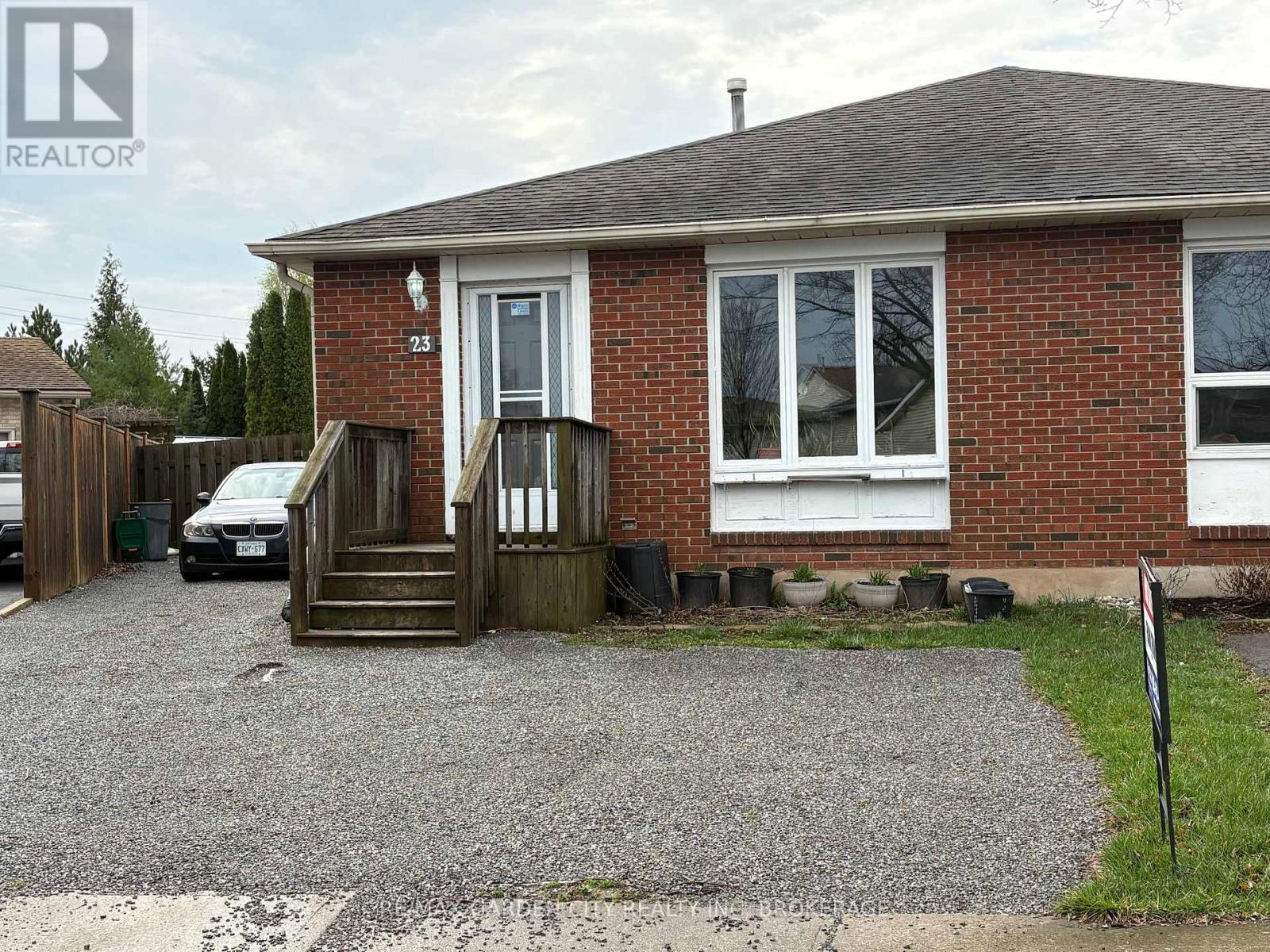 Semi-Detached/Link at 23 POPLAR CRESCENT, Welland (N. Welland)