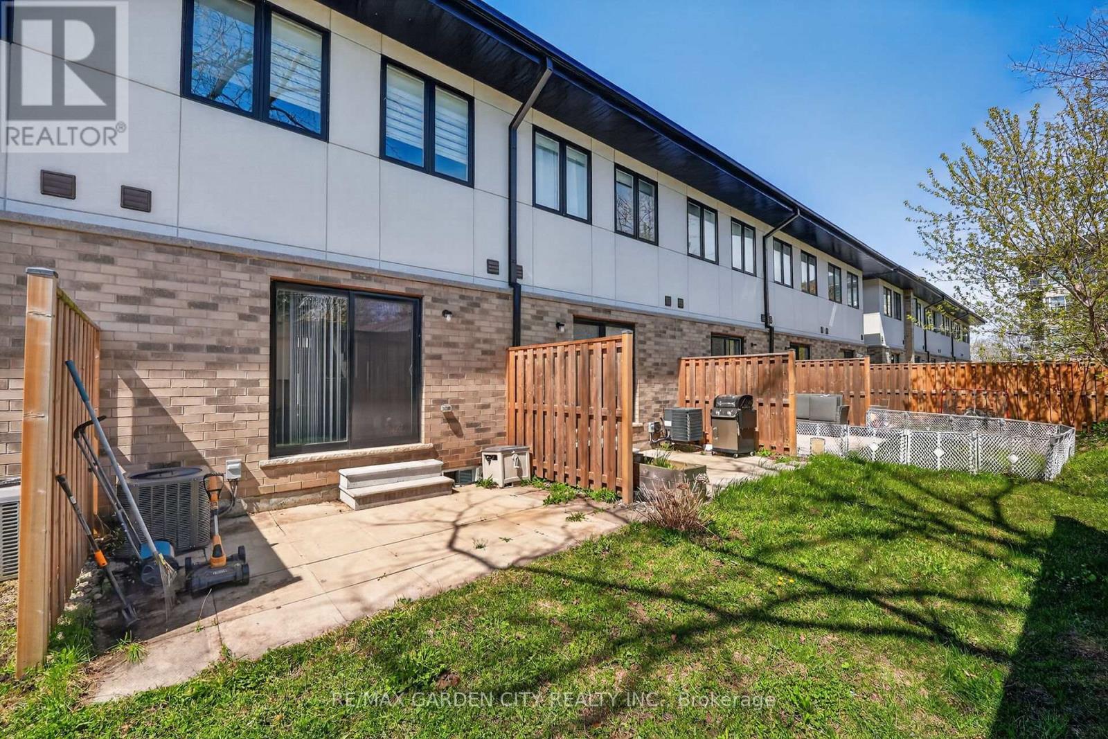 Townhouse at 4 MUNAY LANE, Hamilton