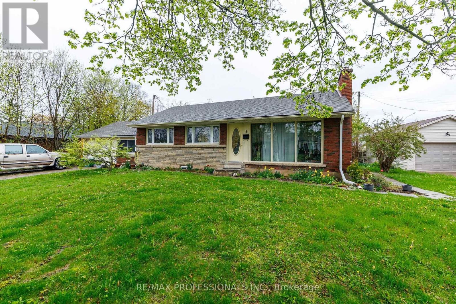 Detached at BSMT - 5 BRYNE BOULEVARD, St. Catharines (Glendale/Glenridge)