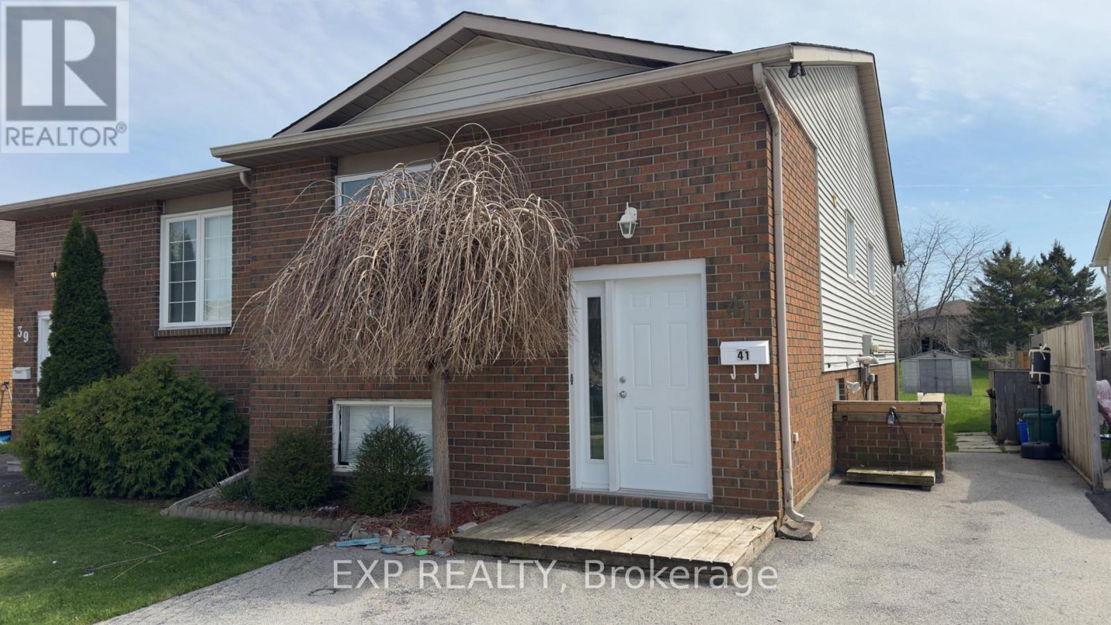 Semi-Detached/Link at UPPER - 41 WOODLAND DRIVE, Welland (N. Welland)