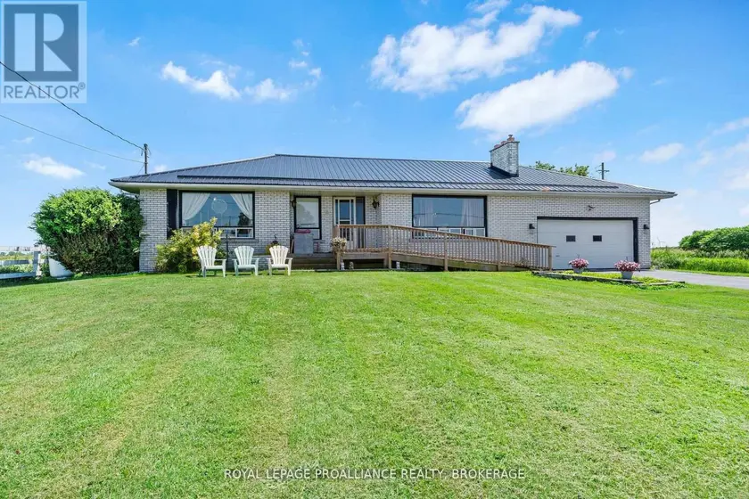 Detached at 631 HIGHWAY 96, Frontenac Islands