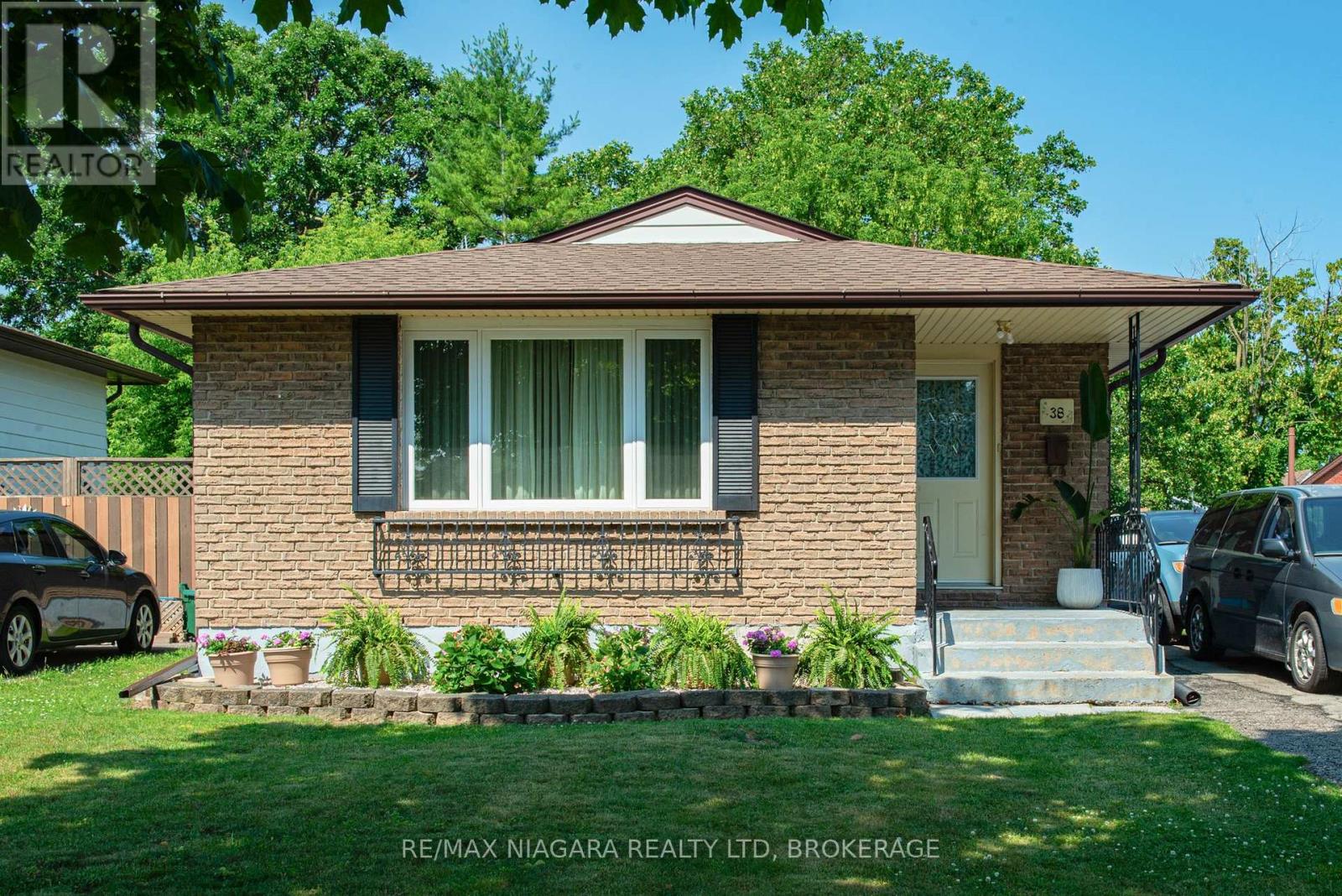 Detached at 38 ROEHAMPTON DRIVE, St. Catharines (Carlton/Bunting)