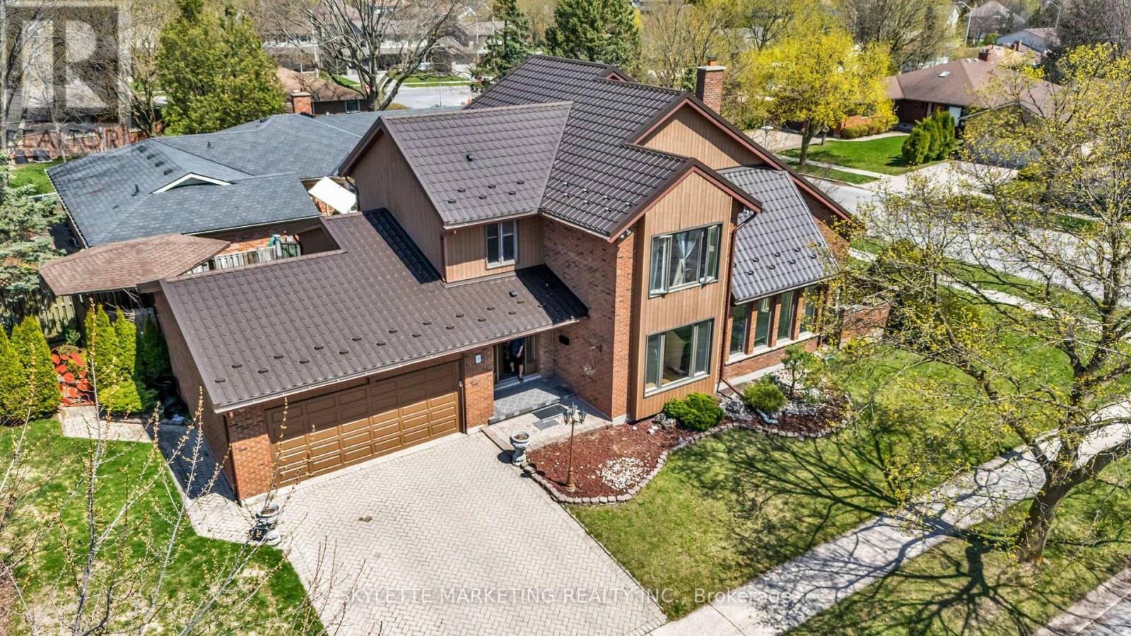 Detached at 2 DEER VALLEY CRESCENT, London South (South N)