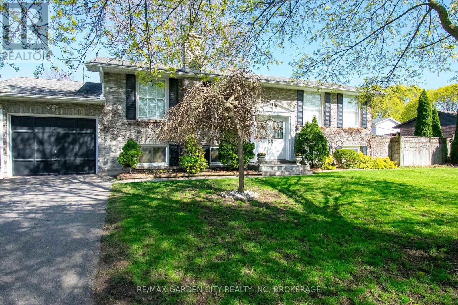 Detached at 22 SHETLAND CRESCENT, St. Catharines (E. Chester)