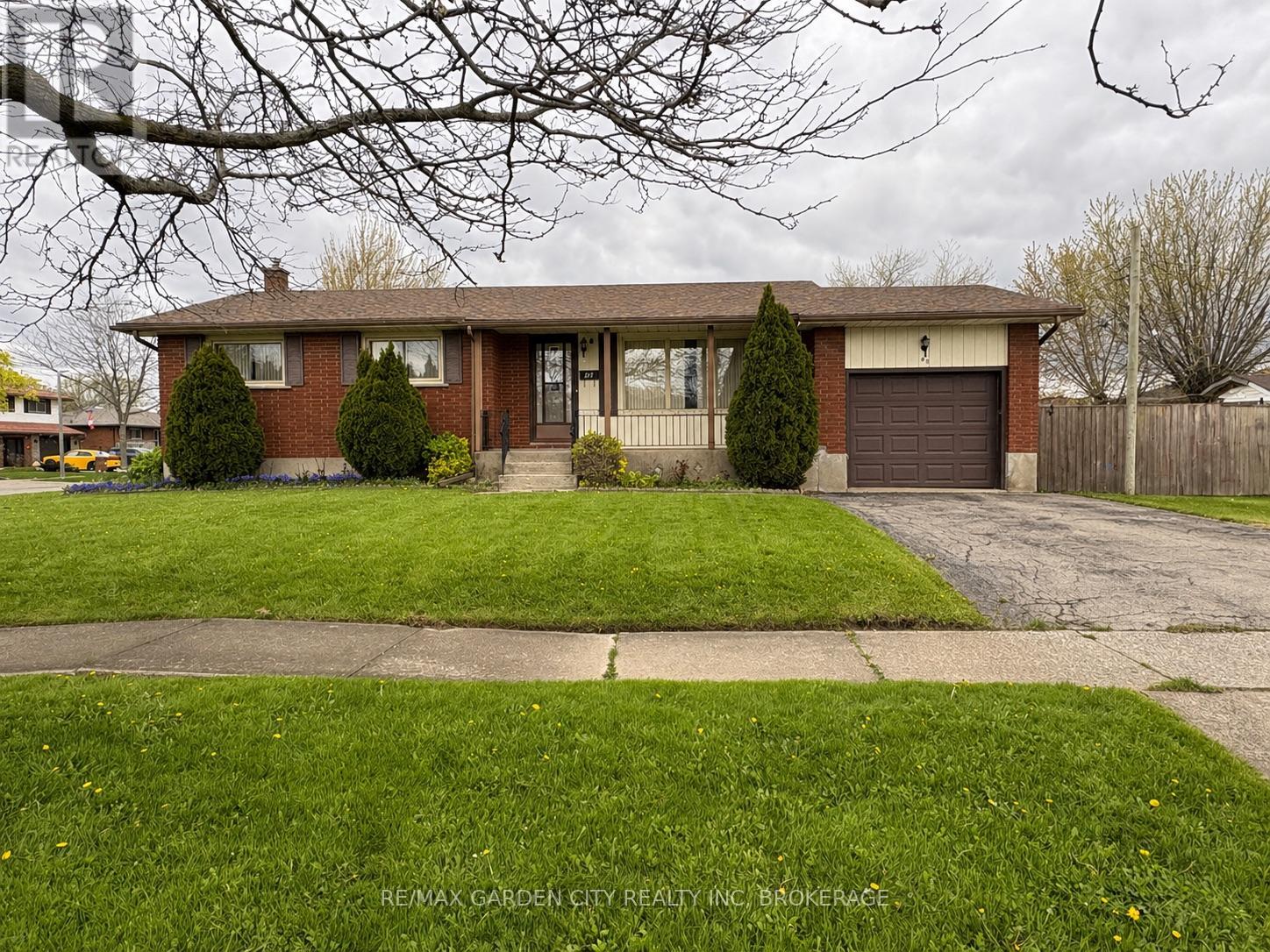 Detached at 69 STRATHMORE CRESCENT, Welland (Lincoln/Crowland)