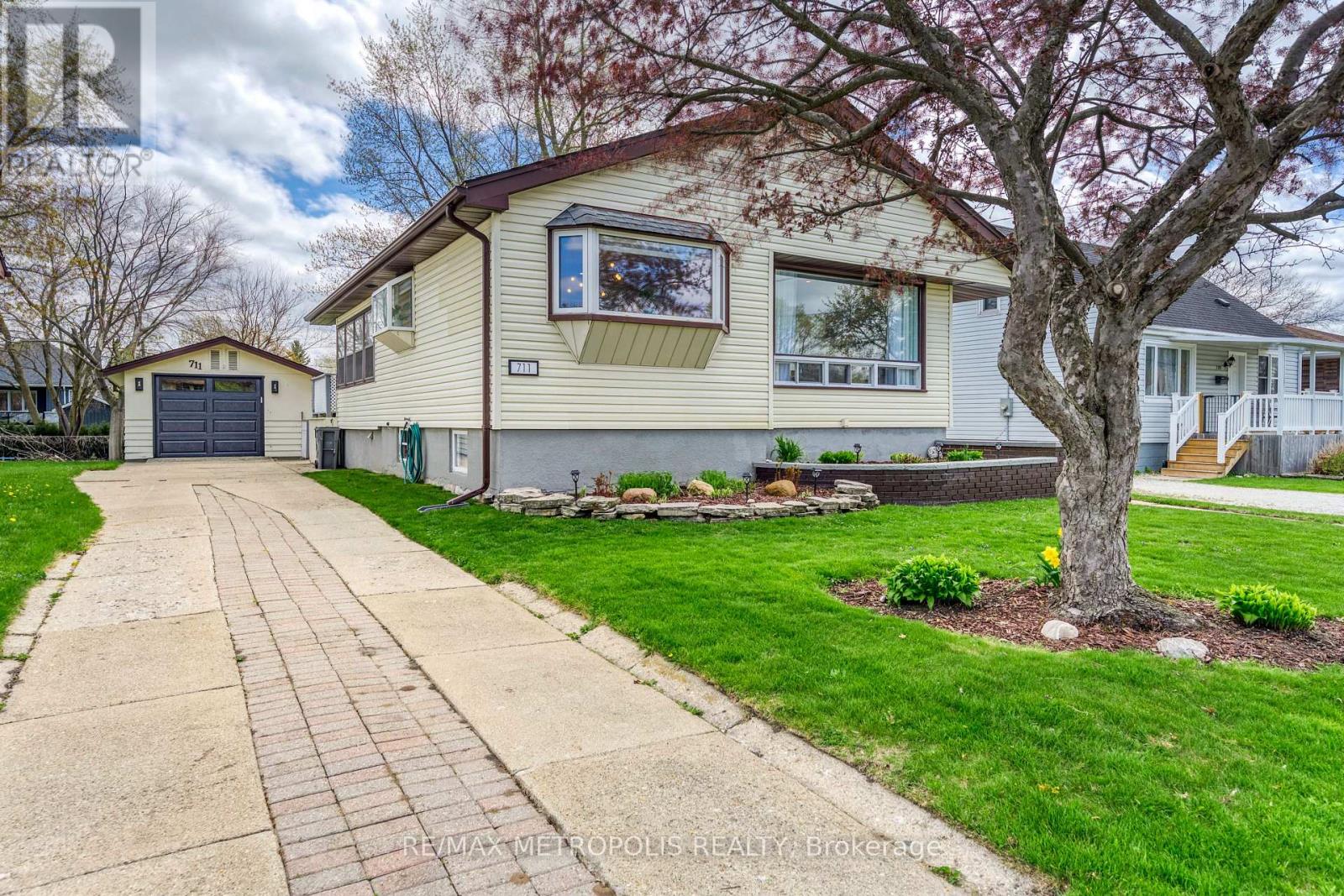 Detached at 711 MICHIGAN AVENUE, Point Edward