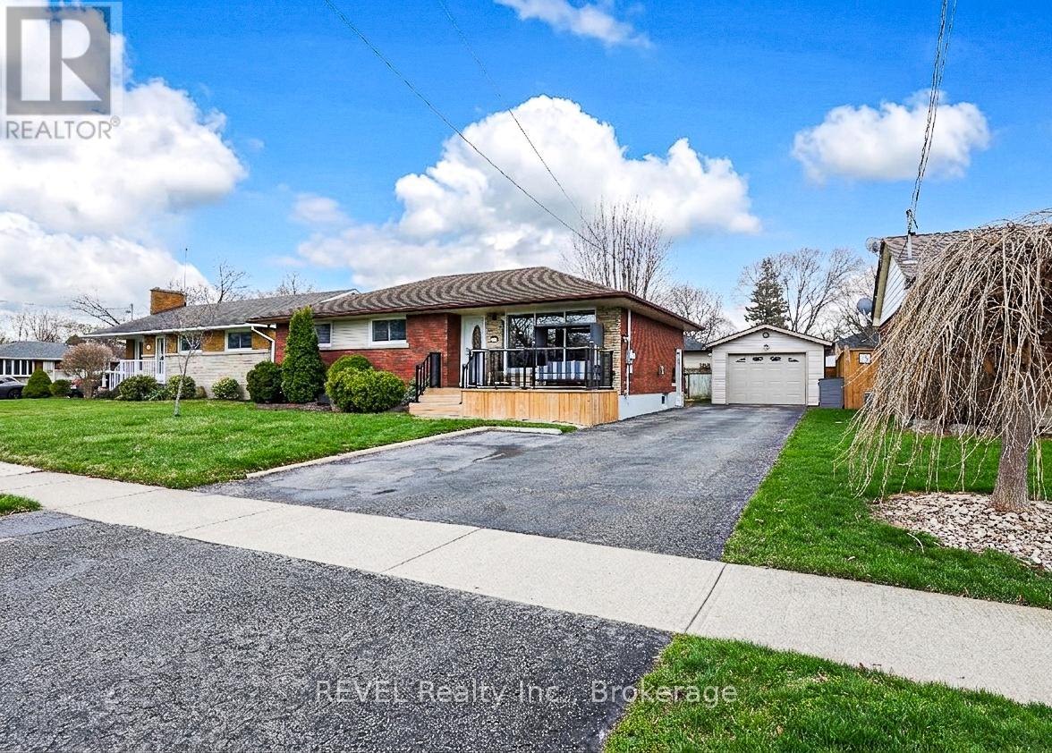 Detached at 24 GROSVENOR STREET S, St. Catharines (Bunting/Linwell)