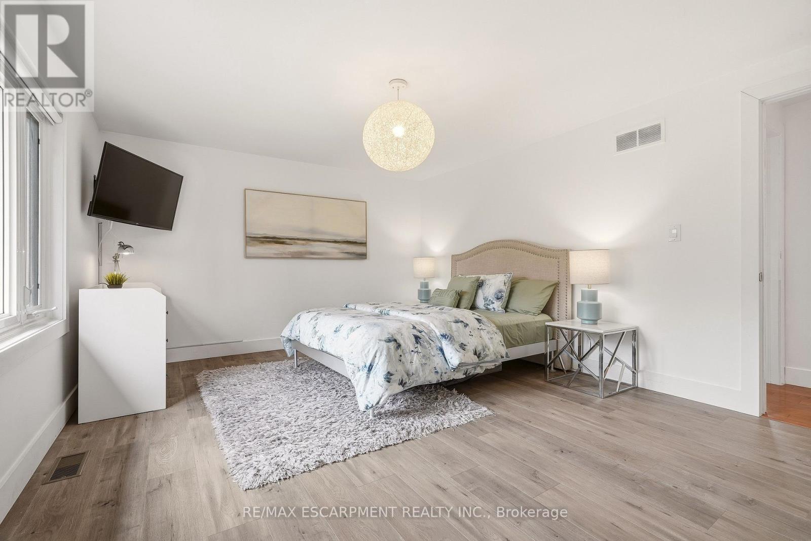 Detached at 26 WENEIL DRIVE, Hamilton