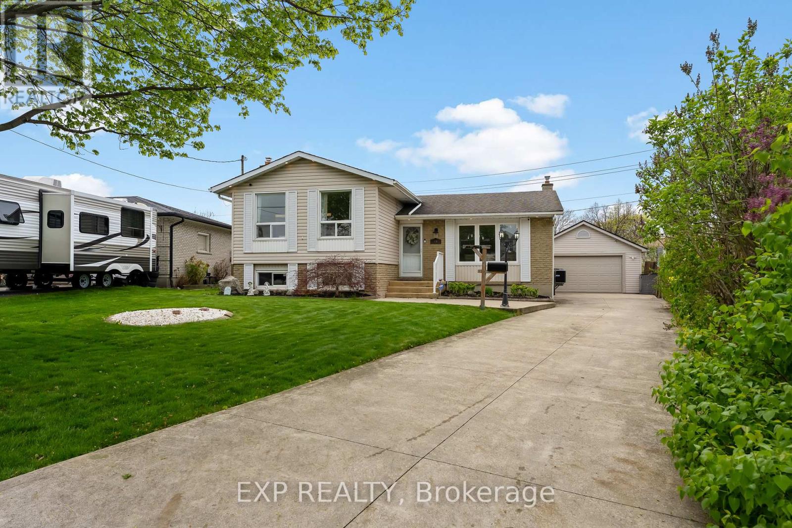 Detached at 64 CARRIAGE ROAD, St. Catharines (Secord Woods)