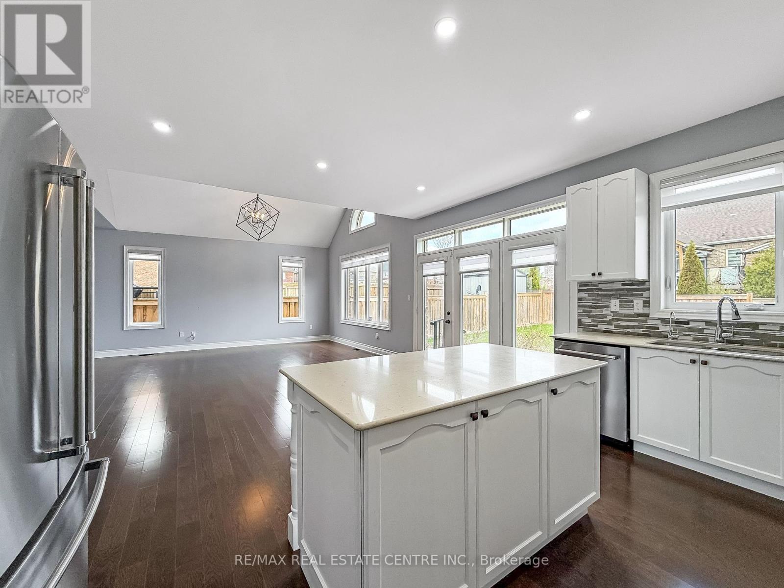 Detached at 33 STONEGATE AVENUE, Mono