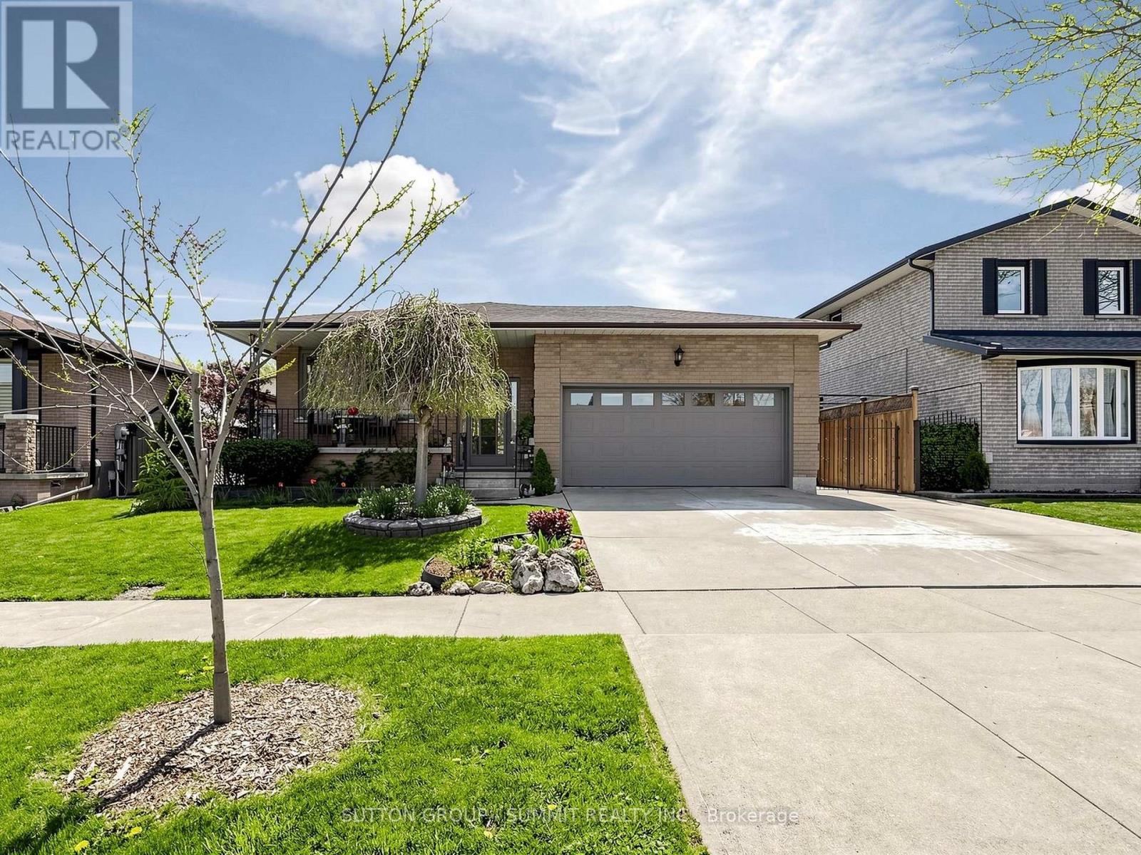 Detached at 32 HARBRITE DRIVE, Hamilton (Stoney Creek)