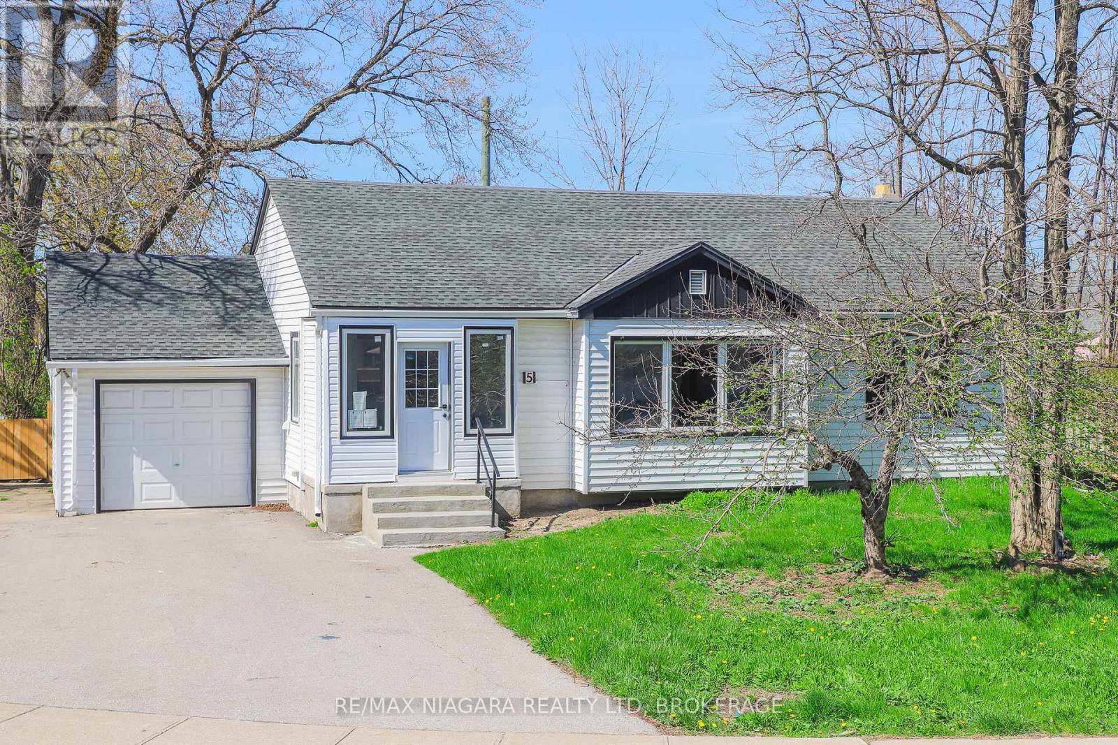 Detached at 5 MEADOWVALE DRIVE, St. Catharines (Lakeport)