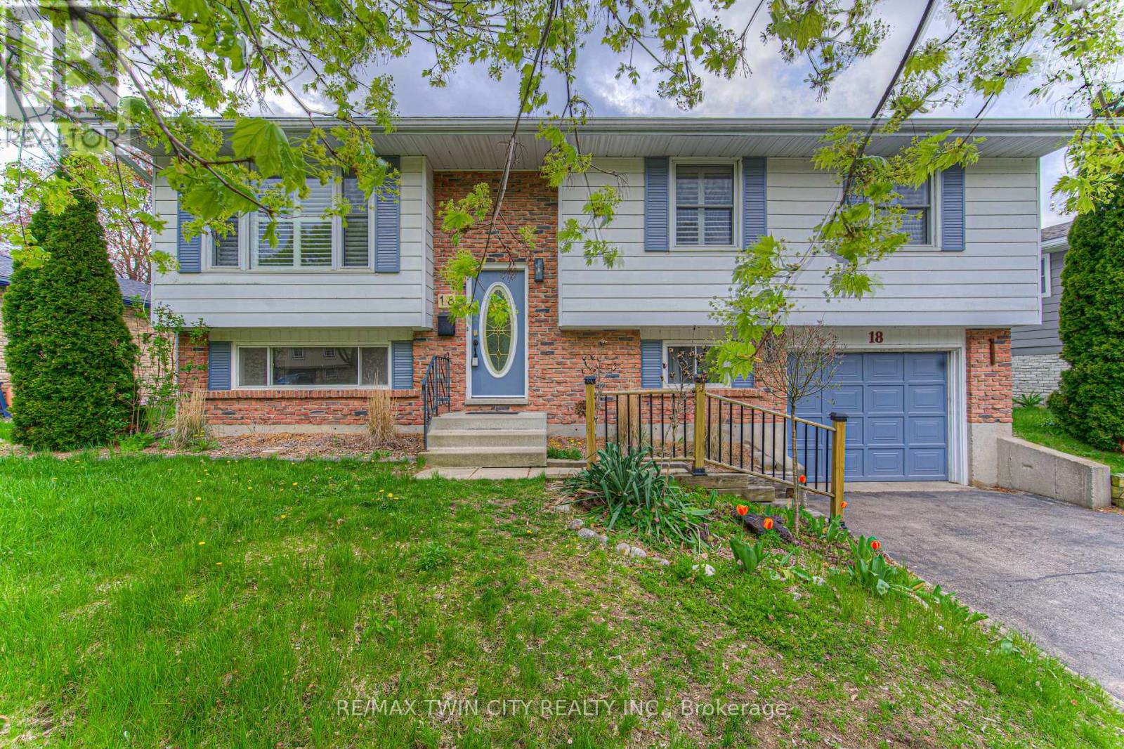 Detached at 18 GILSTON PARKWAY, Brant (Paris)