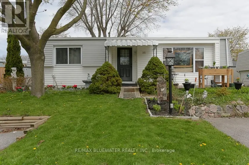 Detached at 35 PEBBLE BEACH PARKWAY, South Huron
