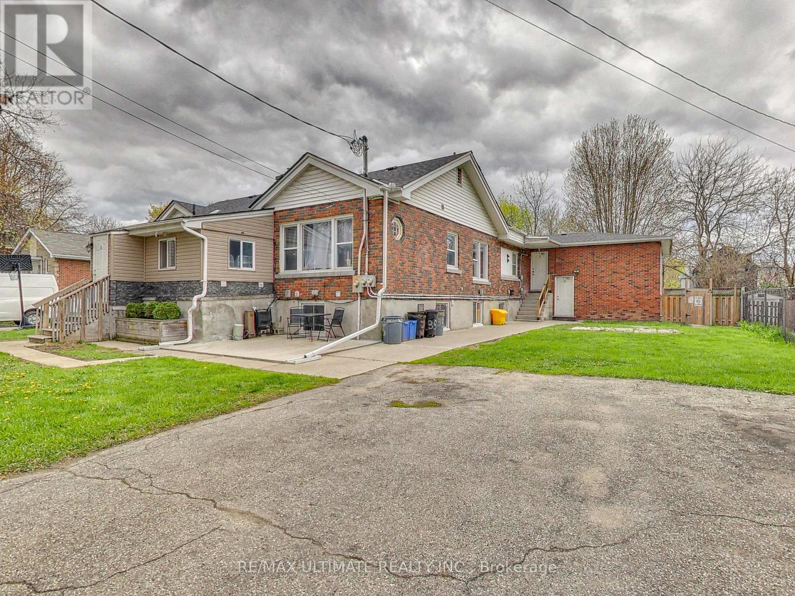 Multiplex at APT 7 - 135 CHATHAM STREET, Brantford