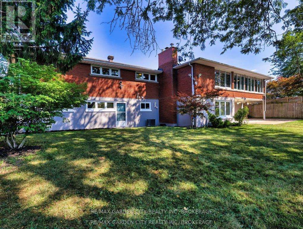 Detached at 28 MARSDALE DRIVE, St. Catharines (Glendale/Glenridge)