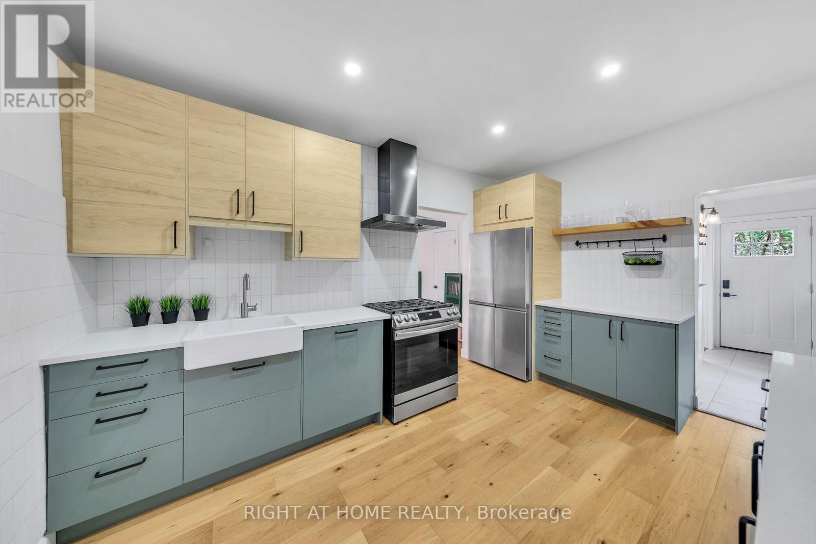 Detached at 501 FERGUSON AVENUE N, Hamilton