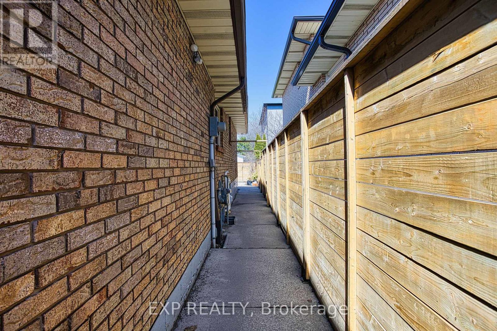 Detached at 4 COLGATE COURT, Hamilton