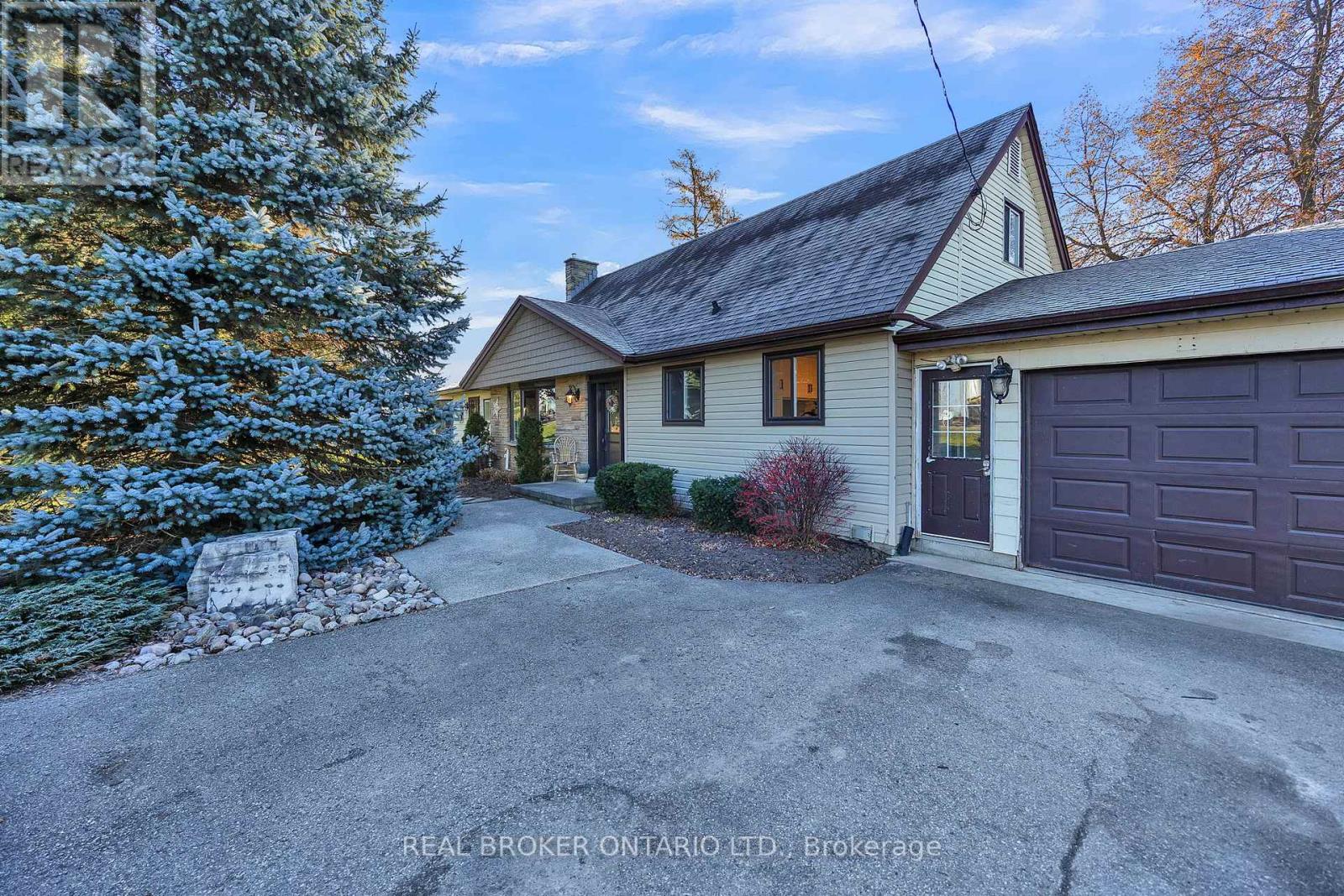 Detached at 3766 LOBSINGER LINE, Wellesley