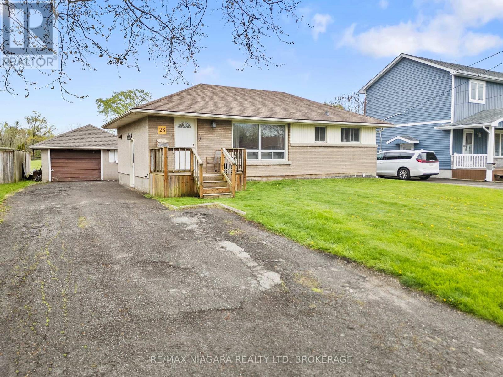 Detached at 25 BOSNICH AVENUE, Welland (Broadway)