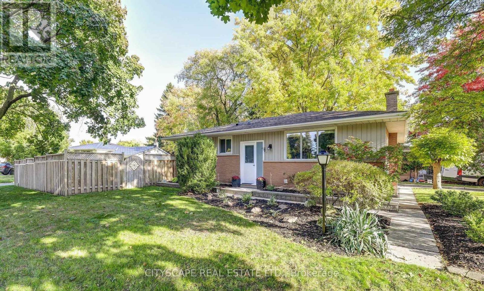 Detached at UPPER - 1050 APACHE ROAD, London East (East D)