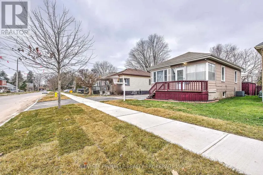 Detached at 1632 CHURCHILL AVENUE, London